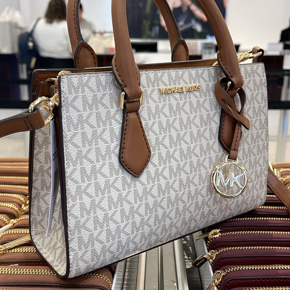 Michael Kors Small Sheila Satchel Crossbody
Vanilla 
NWT - Picture 11 of 16